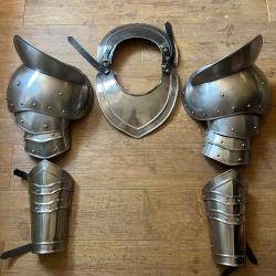 Haut d'armure ( gorget, &eacute;pauli&egrave;res, bracelets)