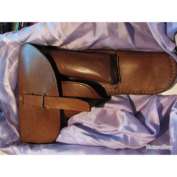 etui en cuir tr�s bon etat pour colt 24x16 cm