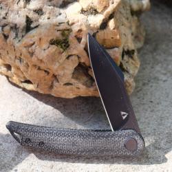 Couteau Pliant CMB Made Knives Kisame Lame Acier Bohler K110 (HRC 57-59) Manche Micarta Liner Lock