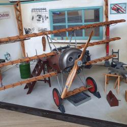 Diorama artisanal unique Fokker Dr.I Baron Rouge en bois dans atelier de 1ere guerre mondiale