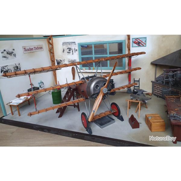 Diorama artisanal unique Fokker Dr.I Baron Rouge en bois dans atelier de 1ere guerre mondiale
