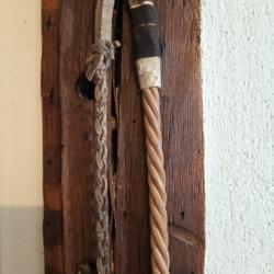 Fouet manche bois brut tress&eacute;