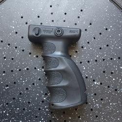 Vend une poign&eacute;e FAB DEFENSE pour rail picatinny 21 mm 44S pour AR15 noir.