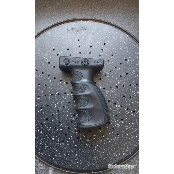 Vend une poign�e FAB DEFENSE pour rail picatinny 21 mm 44S pour AR15 noir.