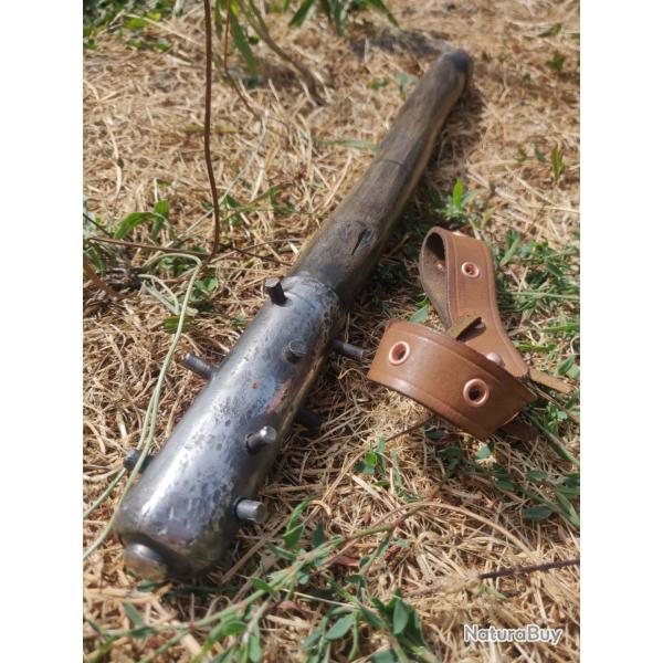 Masse d'arme de fortune et sa boucle de ceinture