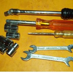 OUTILS EN METAL AVEC DIFFERENTES CLES ET TOURNEVIS&nbsp; TYPE LAURAVIA POUR JEEP ,DODGE , DIMENSION 20 CM