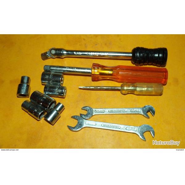 OUTILS EN METAL AVEC DIFFERENTES CLES ET TOURNEVIS� TYPE LAURAVIA POUR JEEP ,DODGE , DIMENSION 20 CM