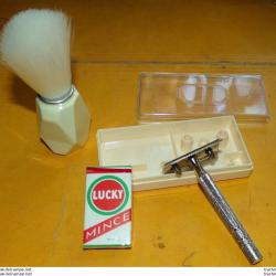 RASOIR AVEC LAMES ET BLAIREAU , NECESSAIRE POUR LE RASAGE DANS L'EQUIPEMENT DE L'ARMEE FRANCAISE , L
