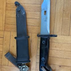 ba&iuml;onnette militaire de type sovi&eacute;tique/AK, avec son fourreau