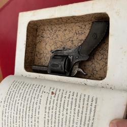 Revolver + livre + bo&icirc;te ( bulldog )