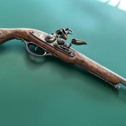 R&eacute;plique Pistolet &agrave; silex incrustations blanches