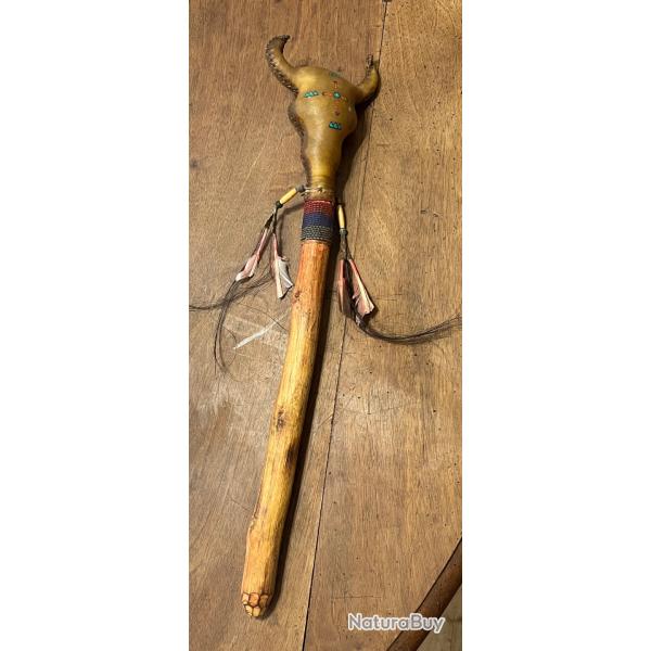 Cr�celle indienne t�te de bison en rawhide accessoire de c�r�monie ou de danse provenance USA