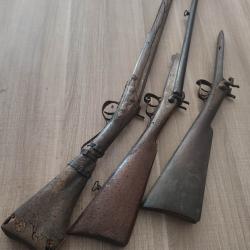 Lot de 3 anciens fusils dont 1 broche calibre 16 et un fusil silex transform&eacute; percussion