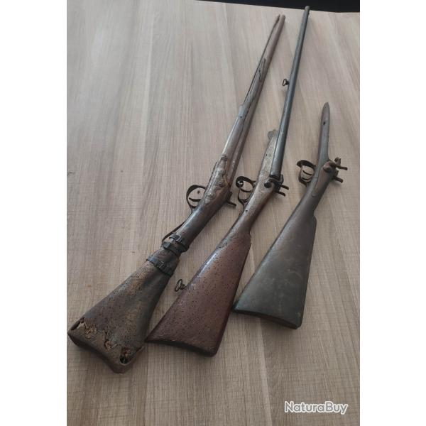 Lot de 3 anciens fusils dont 1 broche calibre 16 et un fusil silex transform� percussion