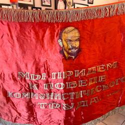 Drapeau c&eacute;r&eacute;moniel URSS - Banni&egrave;re transitionnelle "Perekhodyashchee Znamya" avec fl&egrave;che d'origine.
