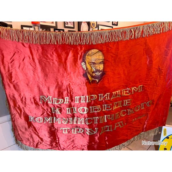 Drapeau c�r�moniel URSS - Banni�re transitionnelle "Perekhodyashchee Znamya" avec fl�che d'origine.