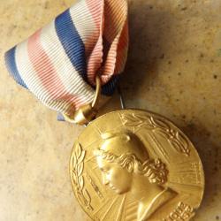1 d&eacute;coration M&eacute;daille honneur des cheminots Chemin de fer SNCF attribu&eacute;e 1953 C.Glessy