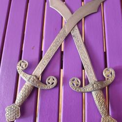 Lot 2 sabres d&eacute;coratifs