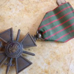 m&eacute;daille croix de guerre 1914 1918 ww1 premi&egrave;re guerre dat&eacute;e 1915 14 18 grosse &eacute;pingle oxyd&eacute;e +rare