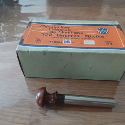 Un bourroir a ressort et une boite de bourres  calibre 16