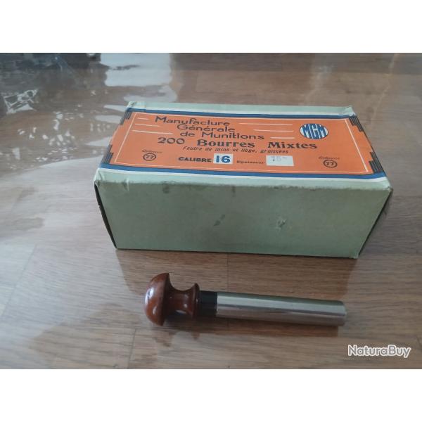 Un bourroir a ressort et une boite de bourres  calibre 16