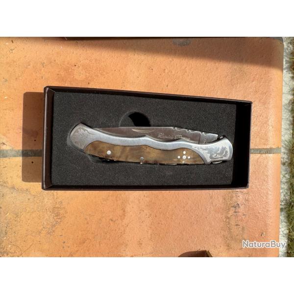 Vends couteau Laguiole Bougna neuf dans son coffret d'origine.