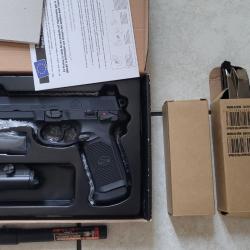 FNX45 Tactical Noir Cybergun + 2 chargeurs et lampe