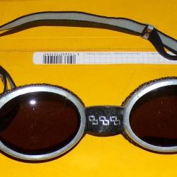 LUNETTE DE MONTAGNE TYPE CHASSEURS ALPINS ,  BON  ETAT VOIR PHOTOS .POUR TOUT RENSEIGNEMENT ME CONTA