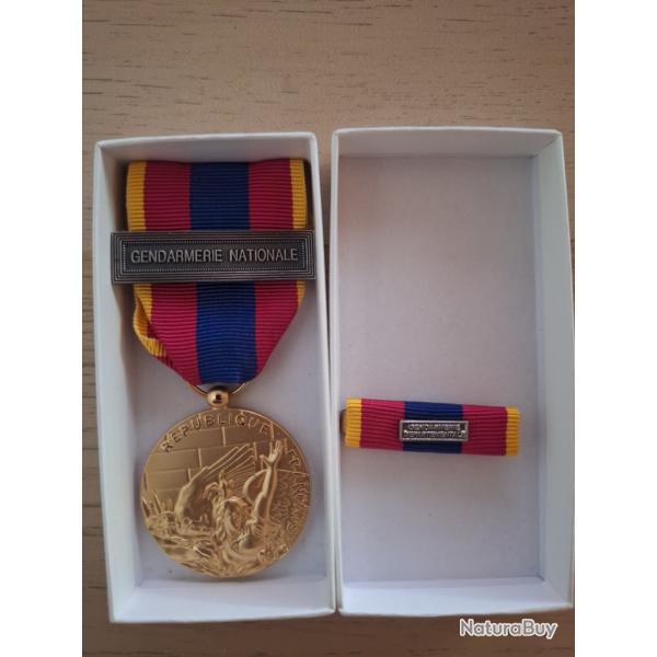 medaille de la d�fense nationale or et barrette
