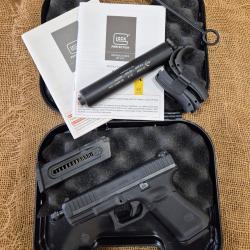 Glock 44 22LR ... SUPER &Eacute;TAT  tr&eacute;s tr&eacute;s peu tir&eacute;  vendu avec mod&eacute;rateur BT