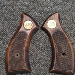 Paire de plaquette quadrill&eacute;e en bois pour r&eacute;volver RECK avec m&eacute;daillon dor&eacute; de la marque