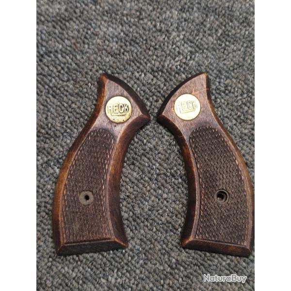 Paire de plaquette quadrill�e en bois pour r�volver RECK avec m�daillon dor� de la marque
