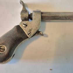 Pistolet tr&egrave;s rare &agrave; percussion de gousset ou de manchon. Bel &eacute;tat d'&eacute;poque. FONCTIONNEL 9. CM.