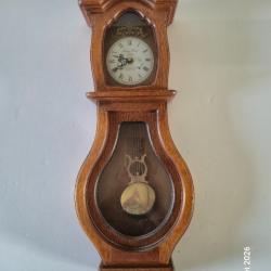 Horloge Comtoise  murale &eacute;lectrique ( pile) dans son bo&icirc;tier bois, avec balancier