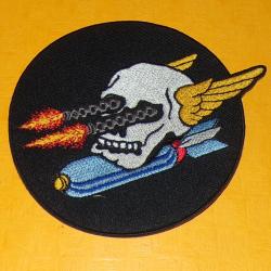 TISSU PATCH : ESCADRILLE DE BOMBARDEMENT AVEC TETE DE MORT  , DIAMETRE 10 CM , BON ETAT VOIR PHOTO .