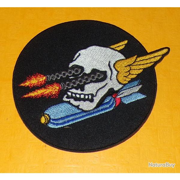 TISSU PATCH : ESCADRILLE DE BOMBARDEMENT AVEC TETE DE MORT  , DIAMETRE 10 CM , BON ETAT VOIR PHOTO .