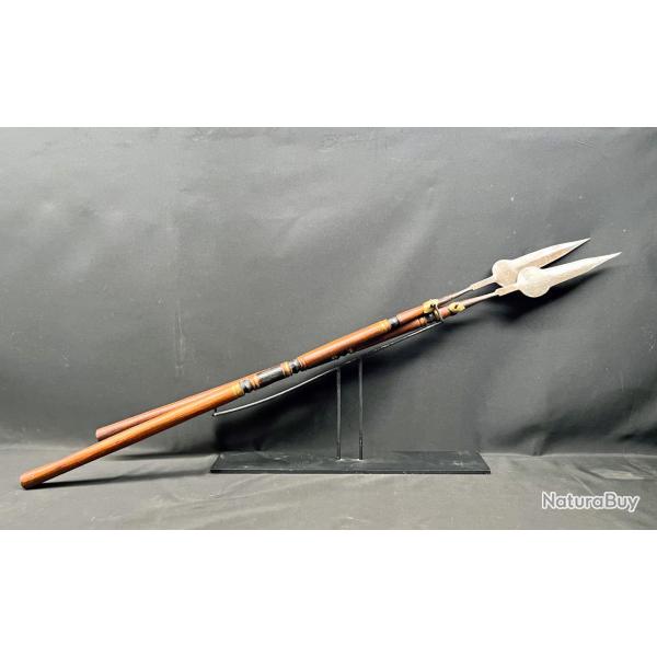 LOT DE DEUX LANCES ASIATIQUES DE CEREMONIE, COURANT DU XX� SIECLE, ORIGINE A PRECISER