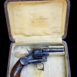 Revolver de poche .22 short dans sa boite
