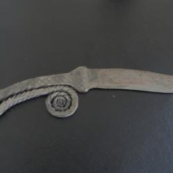 ancien grand couteau style m&eacute;di&eacute;val , fabrication artisanale de forgeron