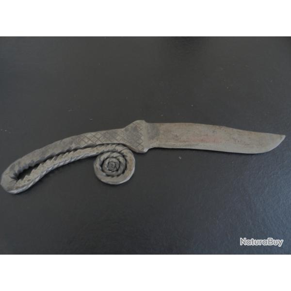 ancien grand couteau style m�di�val , fabrication artisanale de forgeron