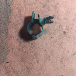 Support de fixation collier de serrage d&eacute;broussailleuse Robin NB04