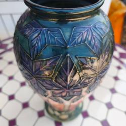VASE EN CERAMIQUE ANGLAISE MOORCROFT - DECOR SYCAMORE / MAPLE TREES - ANNEE 1994 - 26 CM