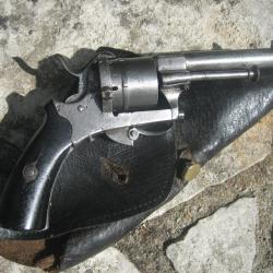 revolver 7 mm a broche avec son &eacute;tui de ceinture, ensemble d'&eacute;poque, peu fr&eacute;quent