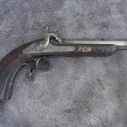 Pistolet de duel bois grav&eacute;.