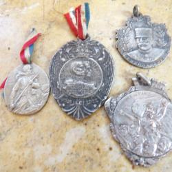 4 insignes gloire Serbes  Paris 1916  Joffre 1915 comit&eacute; f&ecirc;tes Dijon 15 r&eacute;cup&eacute;reration argent 14 18