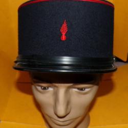 KEPI DE SAPEURS POMPIERS &nbsp; , TAILLE&nbsp; 60 , FABRICATION FRANCAISE A PARIS , ETAT NEUF VOIR PHOTO . POU