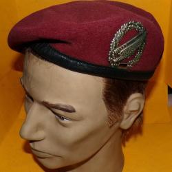 BERET ROUGE PARACHUTISTE AVEC INSIGNE DE L'ARMEE PERIODE ACTUELLE  , A NOTER L'INTERIEUR E