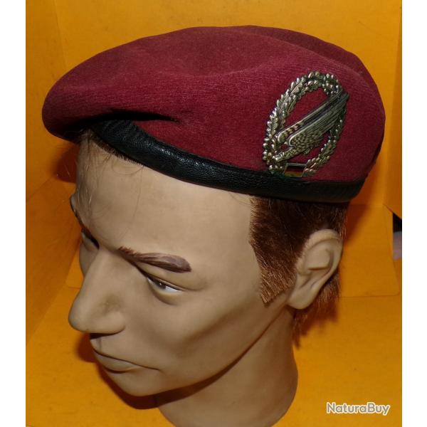 BERET ROUGE PARACHUTISTE AVEC INSIGNE DE L'ARMEE PERIODE ACTUELLE  , A NOTER L'INTERIEUR E