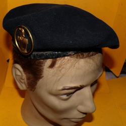 BERET AVEC INSIGNE DU GENIE DE L'ARMEE FRANCAISE , TAILLE 54 , ETAT VOIR PHOTO . POUR TOUT RENSEIGNE