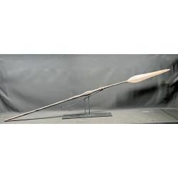 AUTHENTIQUE LANCE AFRICAINE NGBANDI, XIX SIECLE, CONGO, ENROULEMENT FER BLANC ET BOIS SCULPTE